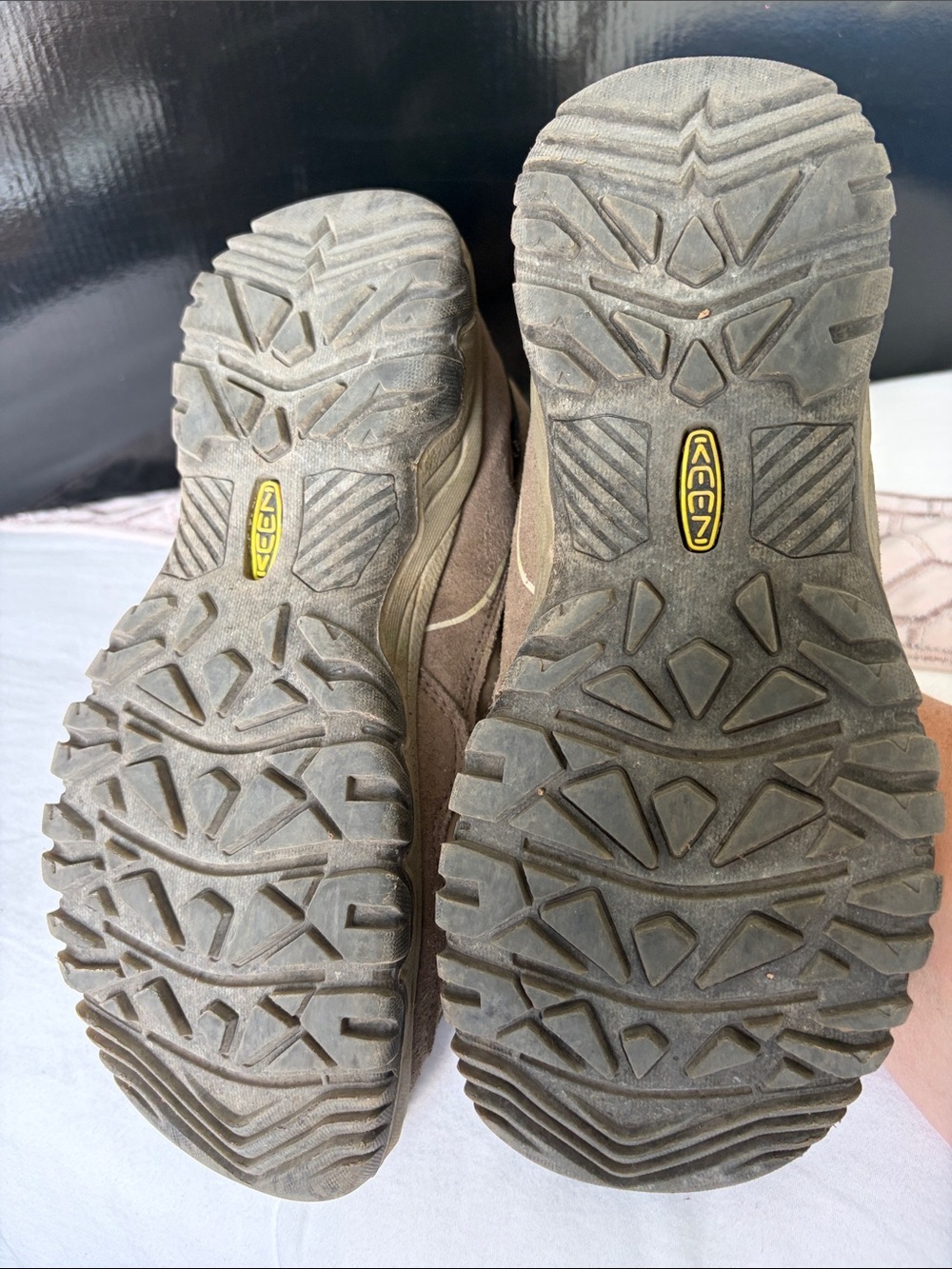 Keen Women's Tan Hiking Boots with Pink Lining 8 wide - Picture 6 of 6